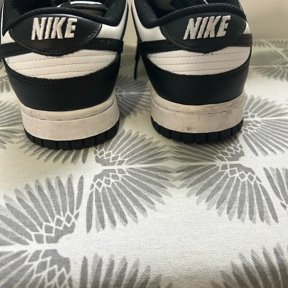 Nike Womens Black and White Sneakers - Picture 5 of 9